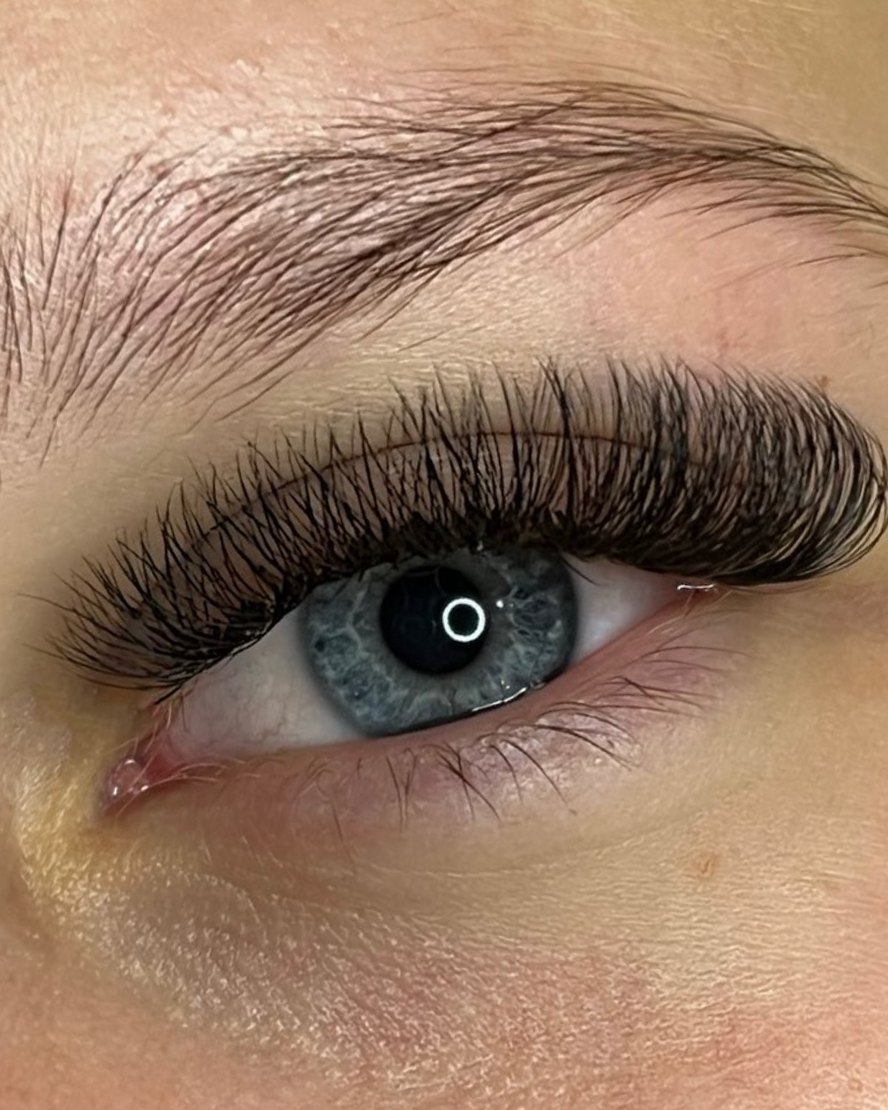 Volume wimperextensions boven een blauw oog